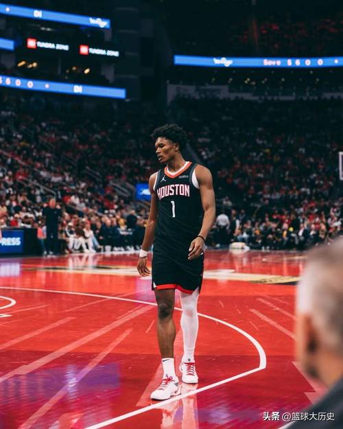 不仅防守强！阿门篮下接传球扣篮后再打成拉杆2+1 个人连拿5分