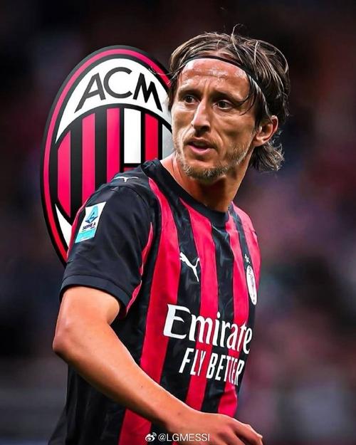 米兰25/26赛季全家福：阿莱格里C位，莫德里奇坐在其身旁