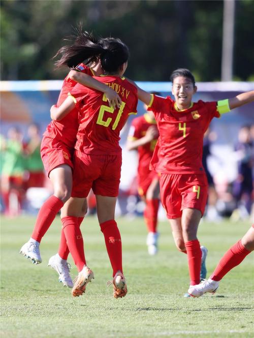 这球漂亮!陈睿琳精彩直接任意球挂死角,中国U17女足1-0领先挪威
