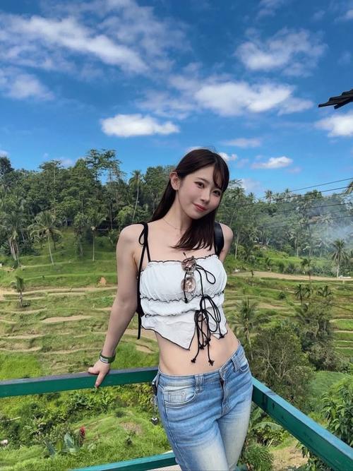 昨日在湖人主场观战!日本性感女星晒身穿东契奇的球衣照