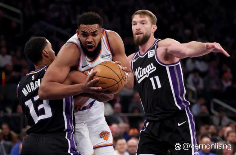 得支棱起来啊!米切尔上半场7投3中仅得8分 球队落后尼克斯15分