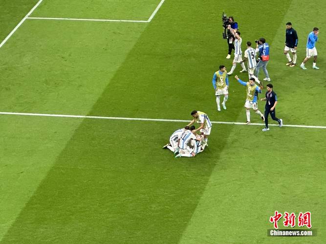 遇到身体上的小问题!跟队记者:马奎尔和芒特24小时内接受评估