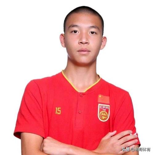 王钰栋送饼！王钰栋弧线球绕过河南防线，卡列洛打空门扳平比分