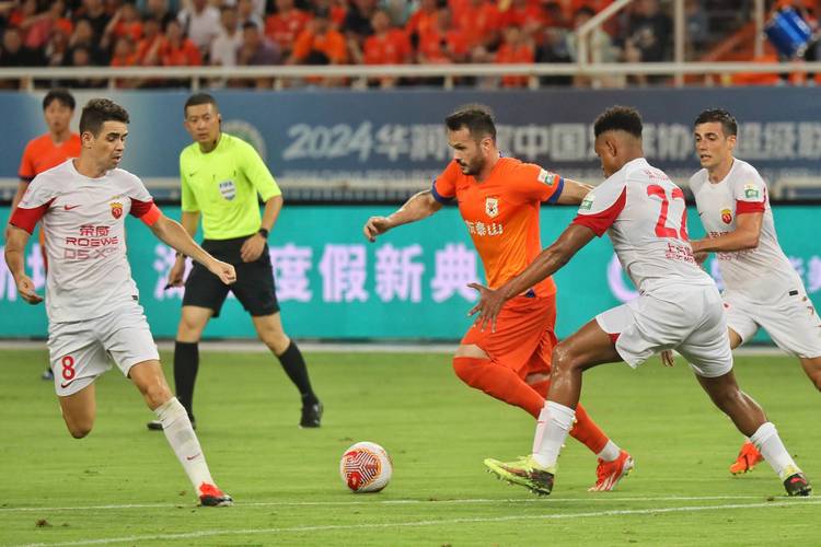 10月25日下午，山东泰山队进行了与上海海港队的赛前官方训练