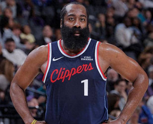 哈登爆发三分6中5半场26分！快船领先太阳16分 小卡13分 狄龙15分