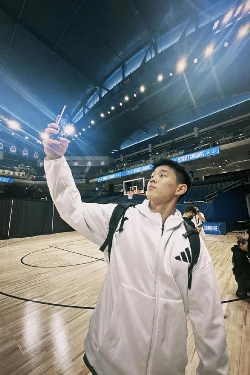 队友：林葳的球商很高 他是个出色的控卫 英语也进步了很多