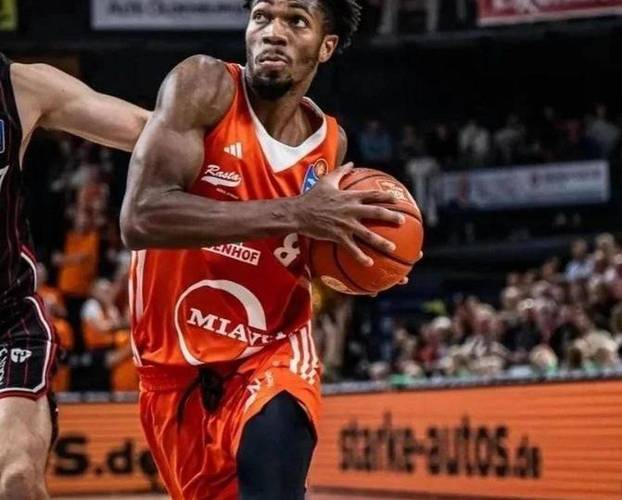 德甲常规赛得分王！浙江男篮晒新外援布兰登-兰道夫接机照