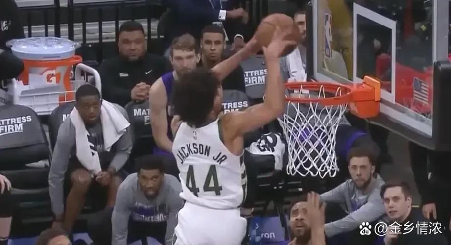 详细阅读:司机:文班打球就像打电游 他恨不得把篮筐周围的一切都扣进去 司机:文班打球就像打电游 他恨不得把篮筐周围的一切都扣进去