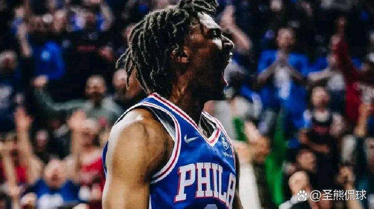 这就是默契！恩比德弧顶“下蛋”助攻马克西命中三分