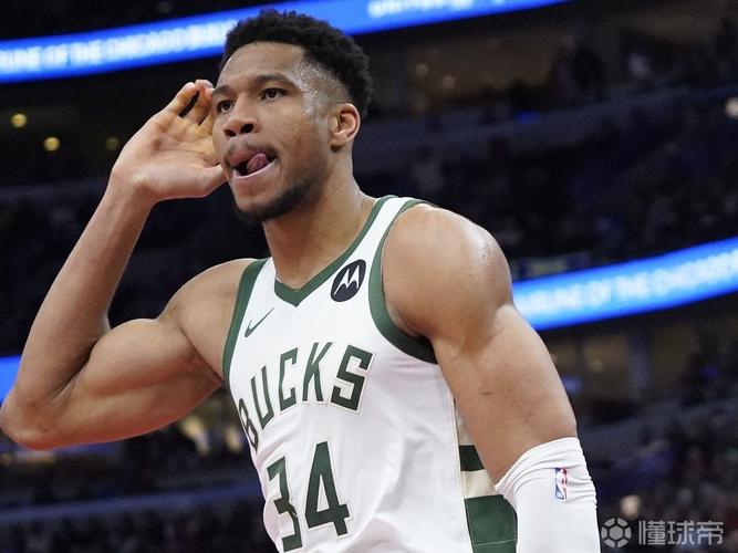 放开抡！字母哥赛季前三战场均砍35+15+5 历史首人