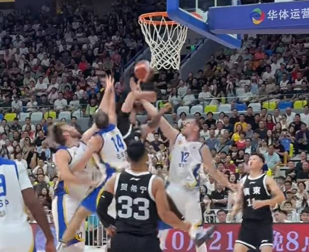 手风顺了挡不住！三球超远三分空心命中 分差来到20分！