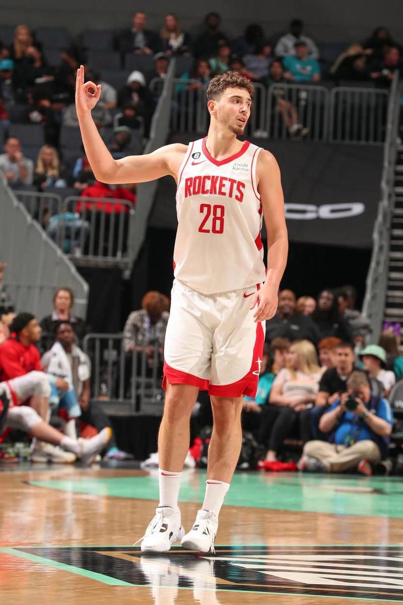 火箭众将入场穿搭：KD经典穿搭万年不变 申京一身奢潮运动服