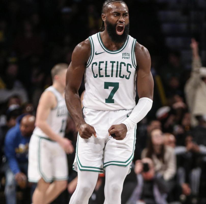 为何只穿一边袖子？杰伦-布朗：这个赛季想换一下自己的气场