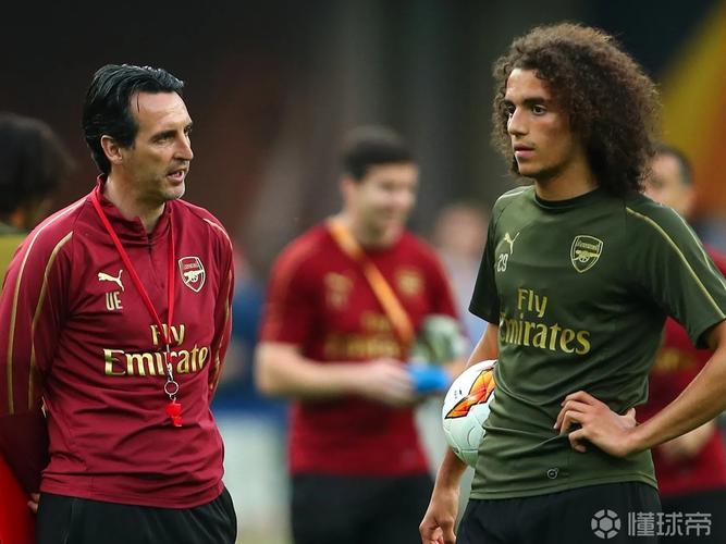 埃梅里告别阿尔巴:当初硬生生把你改造成边后卫,给你个拥抱