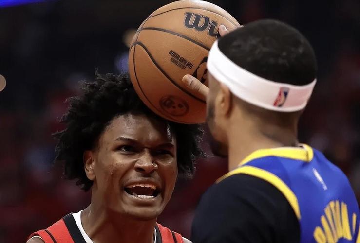 老队友了！小贾巴里和申京赛后和小凯文·波特寒暄叙旧