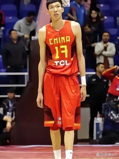 还得靠你！周琦半场各种强杀内线 拿到7分5篮板